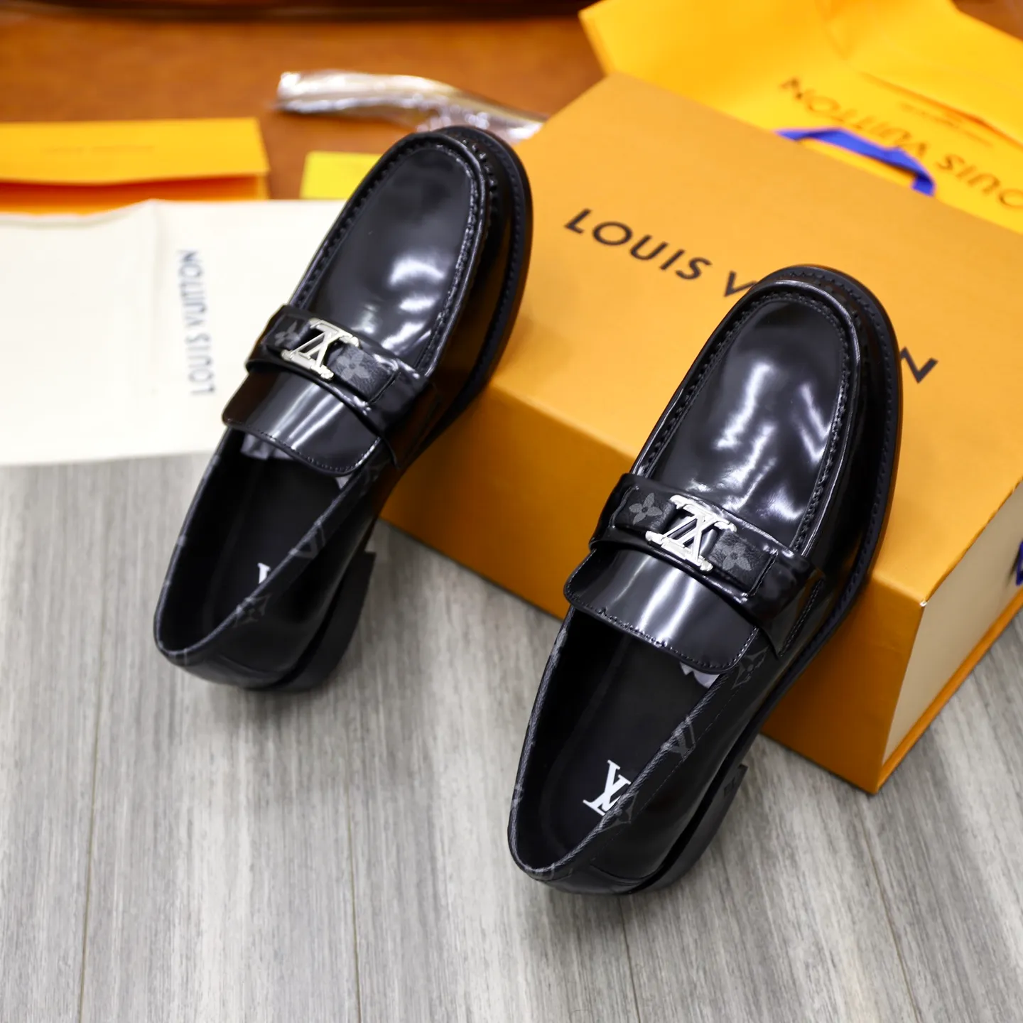 Men's shoes 💰: 💰900LV Louis Vuitton slip-on loafers, top quality products produced in Dongguan, ready for sale! This LV Glove loafer is made of selected soft cowhide, with a slightly wrinkled leather surface and a very high-end texture. Each pair is unique. The leather surface is light and soft, with a fine texture and good luster. It is a classic loafer style, with exquisite handmade mark stitching on the toe, and a square toe configuration to highlight the classic style. The horizontal band has hot-printed LV three-dimensional letters, semi-solid handcrafts and a genuine leather outsole, and a rubber patch on the heel to create wear-resistant performance and comfort. One of the must-have loafers for men! Comes with full original packaging! Code number: 38-39-40-41-42-43-44 (38, 45, 46 customized) standard leather shoe code